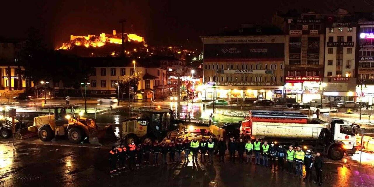 Kastamonu Belediyesi, 83 personel ve 24 iş makinesi ile kar mücadeleye hazır