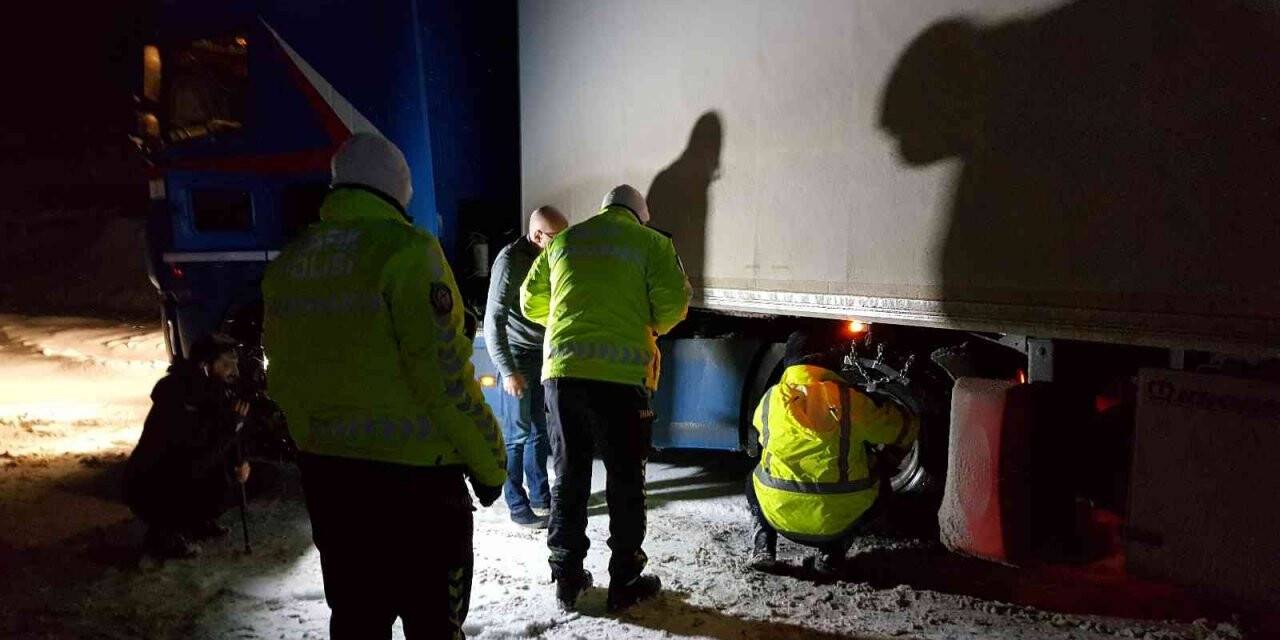 Erzincan’ın yüksek rakımlı geçit noktalarında kar, tipi etkili oldu