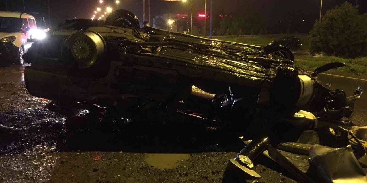 Refüje çarpan otomobil sürücüsü hayatını kaybetti