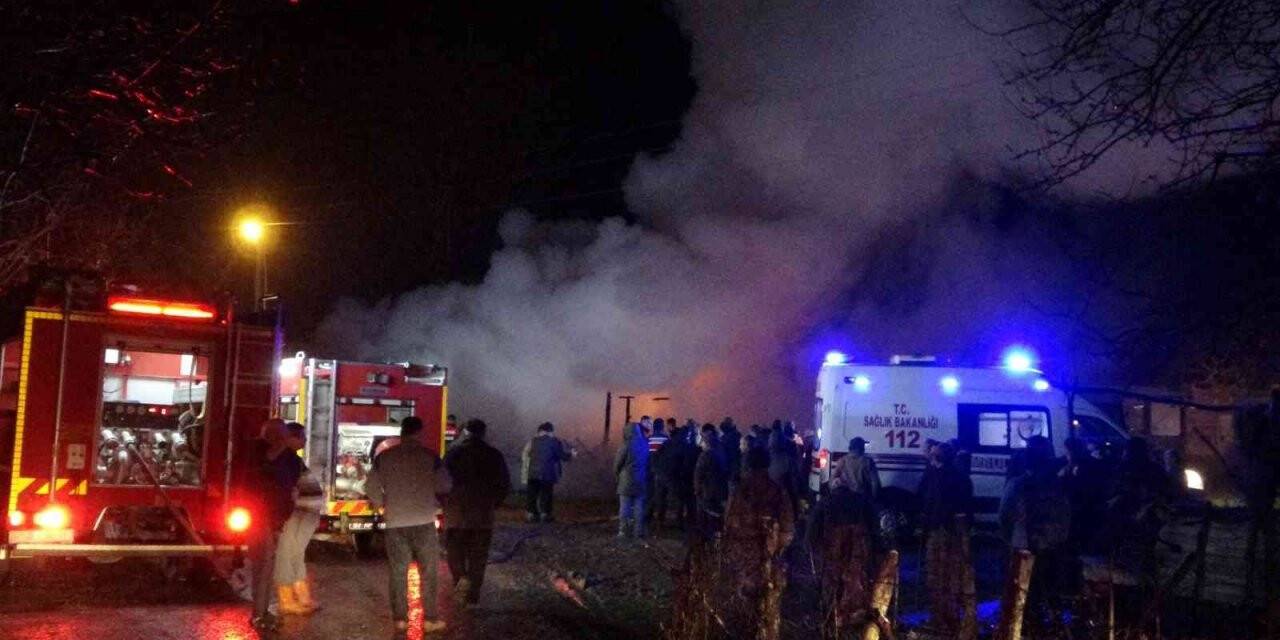 Sinop’ta tek katlı ahşap ev yangında kül oldu