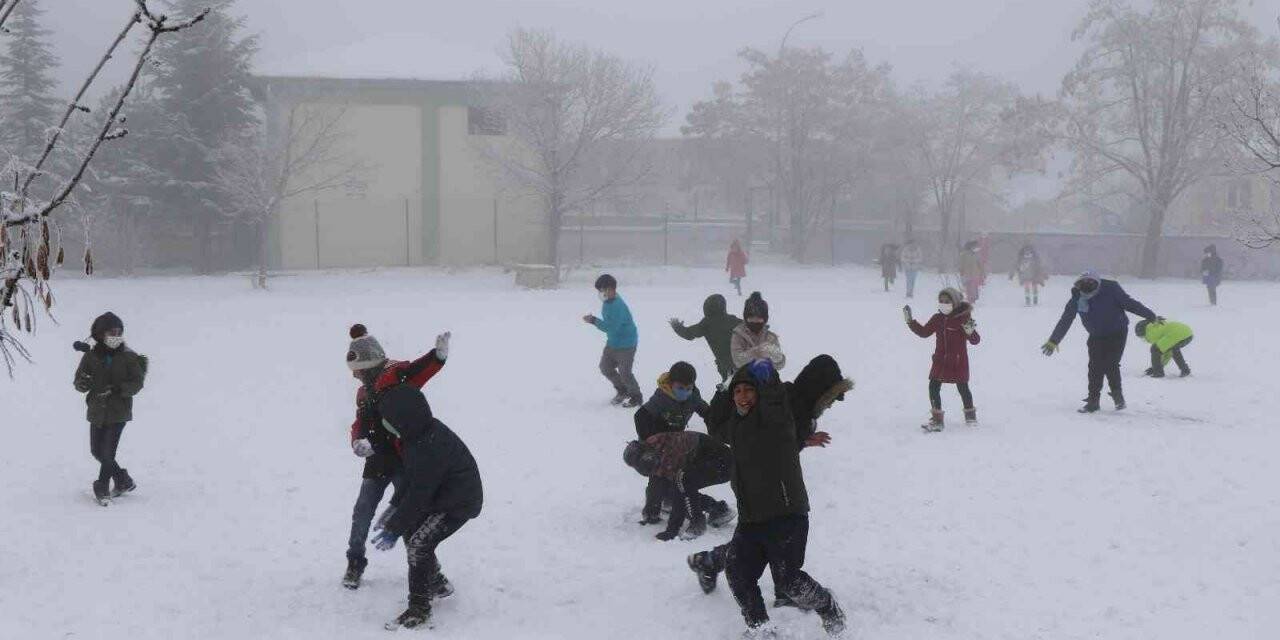 Bayburt’ta eğitime 1 gün süreyle kar tatili