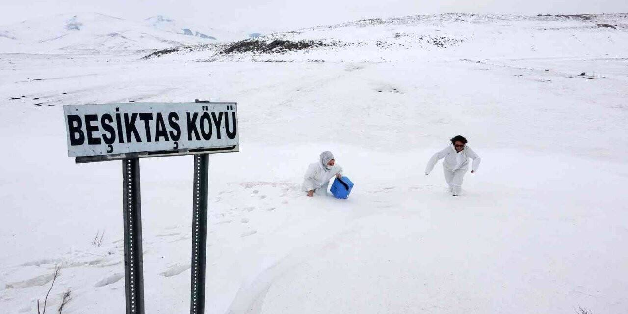 Ardahan’da sağlıkçılar kar, tipi ve fırtınaya rağmen köy köy gezip aşılama yapıyor