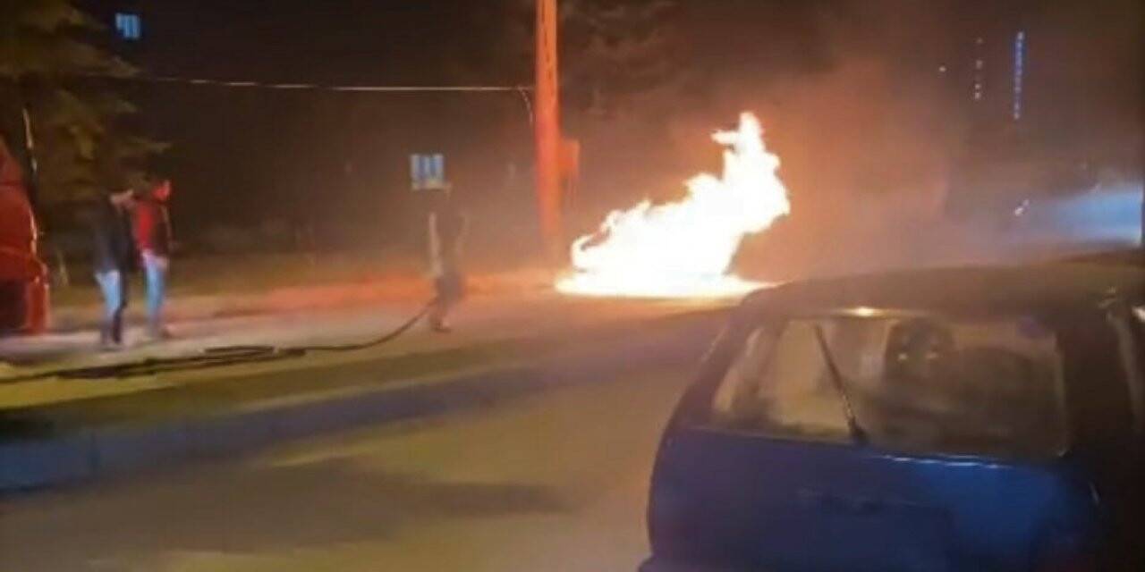 Otomobil alev alev yandı, sürücü son anda kurtuldu