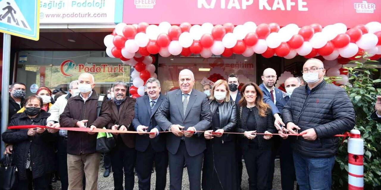 Efeler’de üçüncü Kitap Kafe açıldı