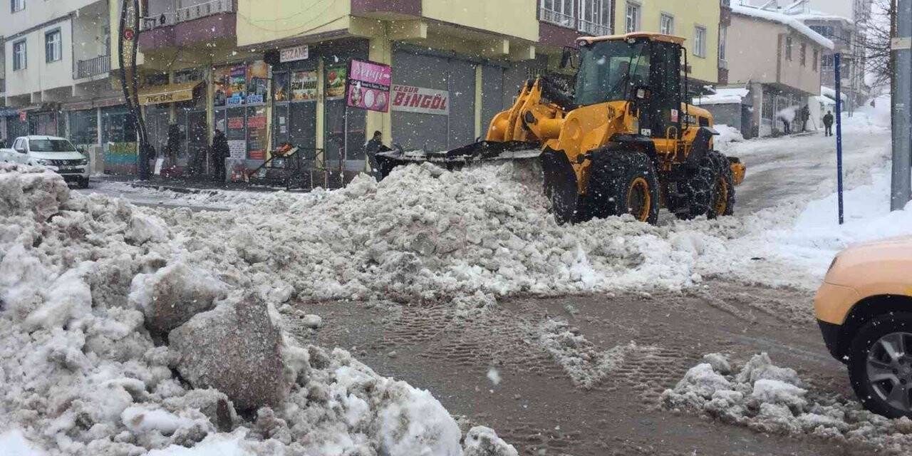 Karlıova’da karlar kamyonlarla kent dışına taşınıyor
