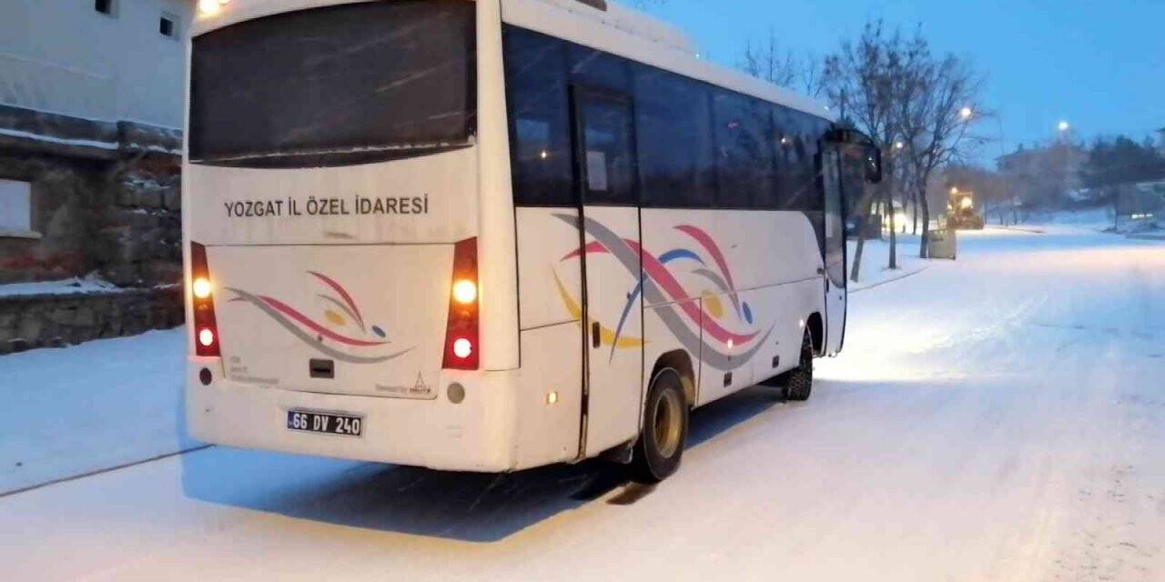 Yozgat’ta buzlanan yollarda sürücüler zor anlar yaşadı