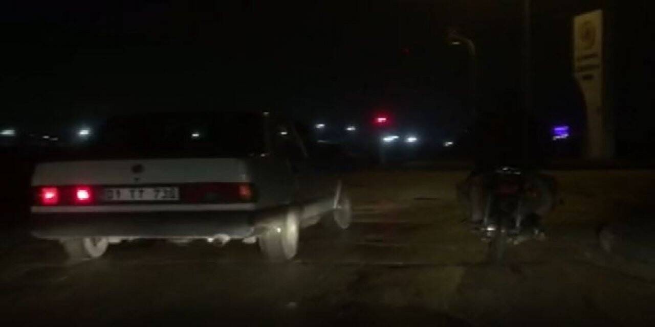 Araç içinden uzattıkları iple motosikleti çekmeye çalışan şahıslar pes dedirtti