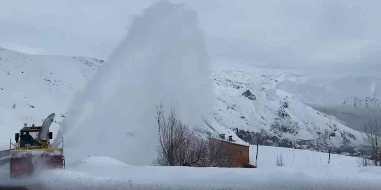 Hakkari’de 30 yerleşim yerinin yolu ulaşıma kapadı
