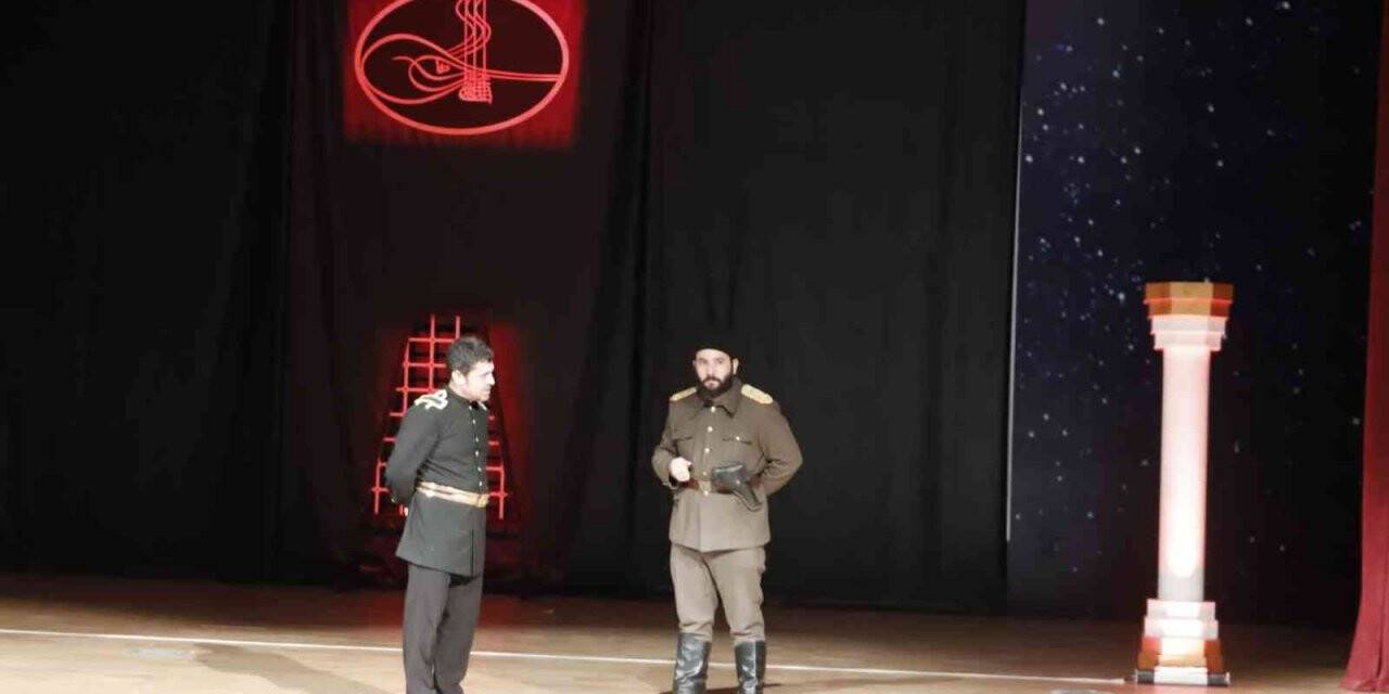 Ağrı’da “Kumandan" oyunu tiyatroseverlerle buluştu