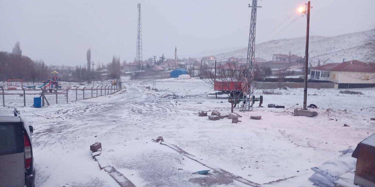 Kulu'da kar yağışı etkili oluyor