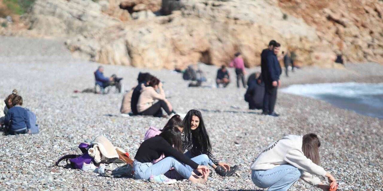 Türkiye donarken Antalya’da  güneşi gören sahile geldi