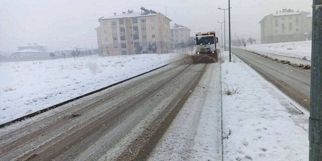 Van Büyükşehir Belediyesinden karla mücadele çalışması