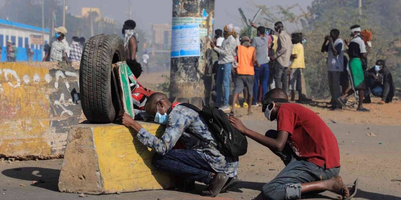 Sudan’daki protestolarda bir polis hayatını kaybetti