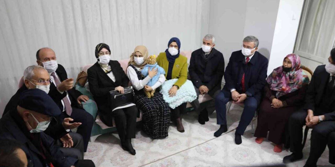 Çocuk Hakları Alt Komisyonu üyelerinden Cihan bebeğe ziyaret