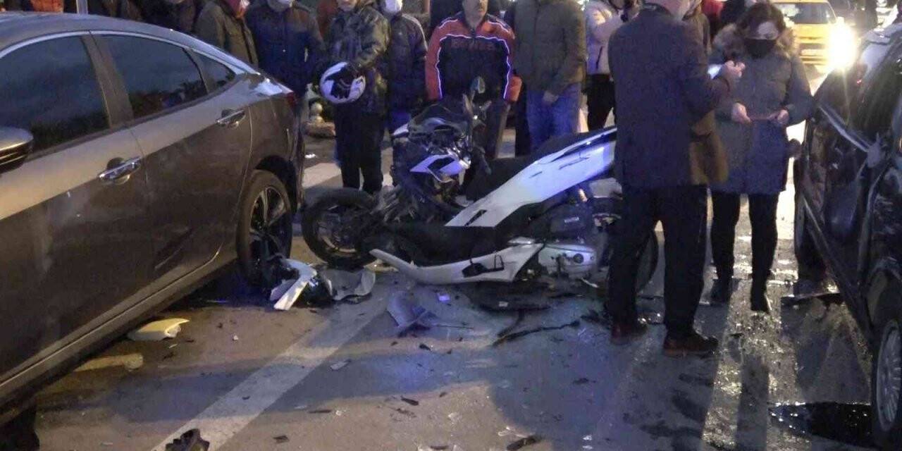 Otomobile çarpan araç ters döndü, yayalar kazadan saniyelerle kurtuldu