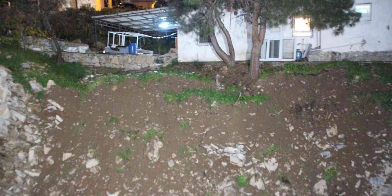 Mahalleli deprem sandı: Duvar yıkıldı, evler tahliye edildi