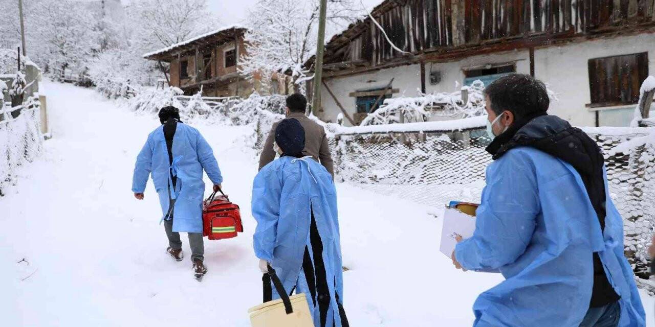 Kar ve tipi onlara engel olmadı, aşı ekipleri dondurucu soğukta görevde