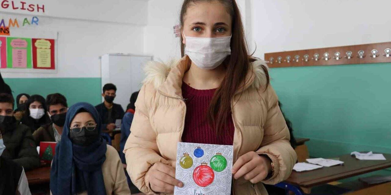 Teknolojiye inat mektupla sınırları aştılar