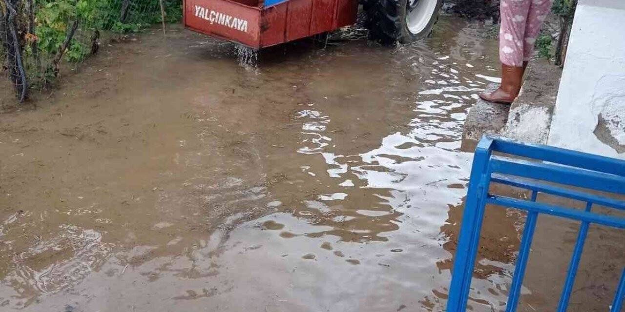Milas’ta etkili olan sağanak yağış sonrası su baskınları yaşandı