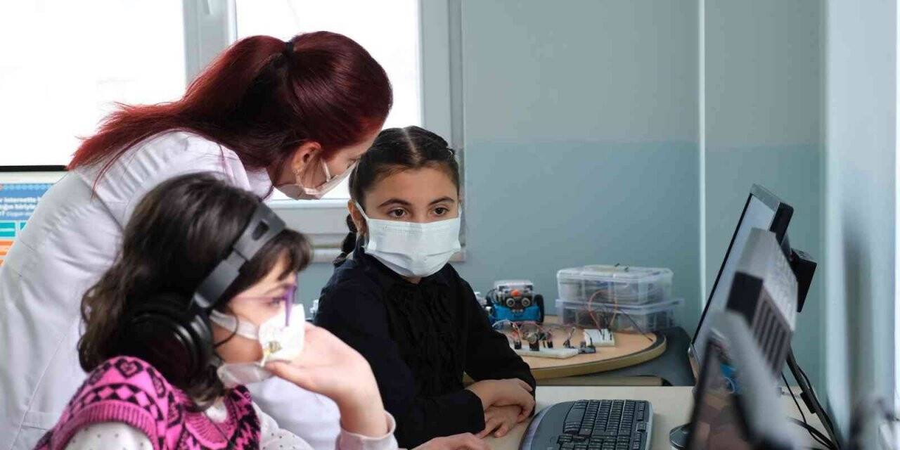 İlkokul öğrencisi, Siber Zeka Bilgi Yarışması’na damga vurdu