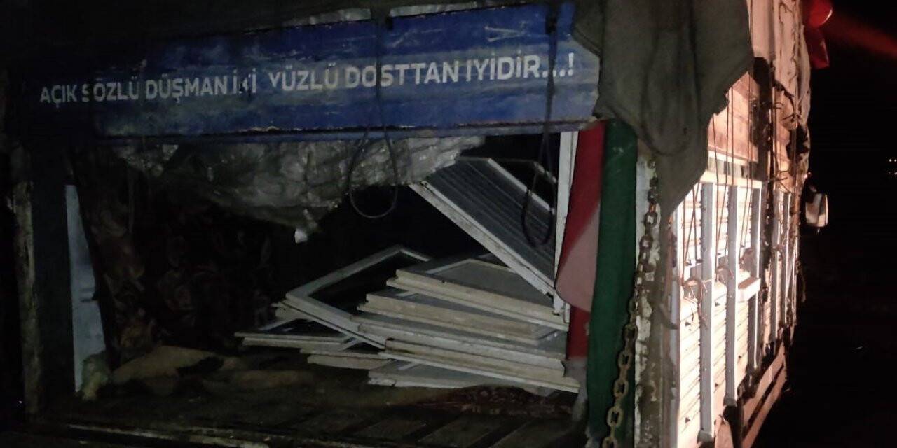 Şantiyeden pencere çalan 4 şahıs yakalandı