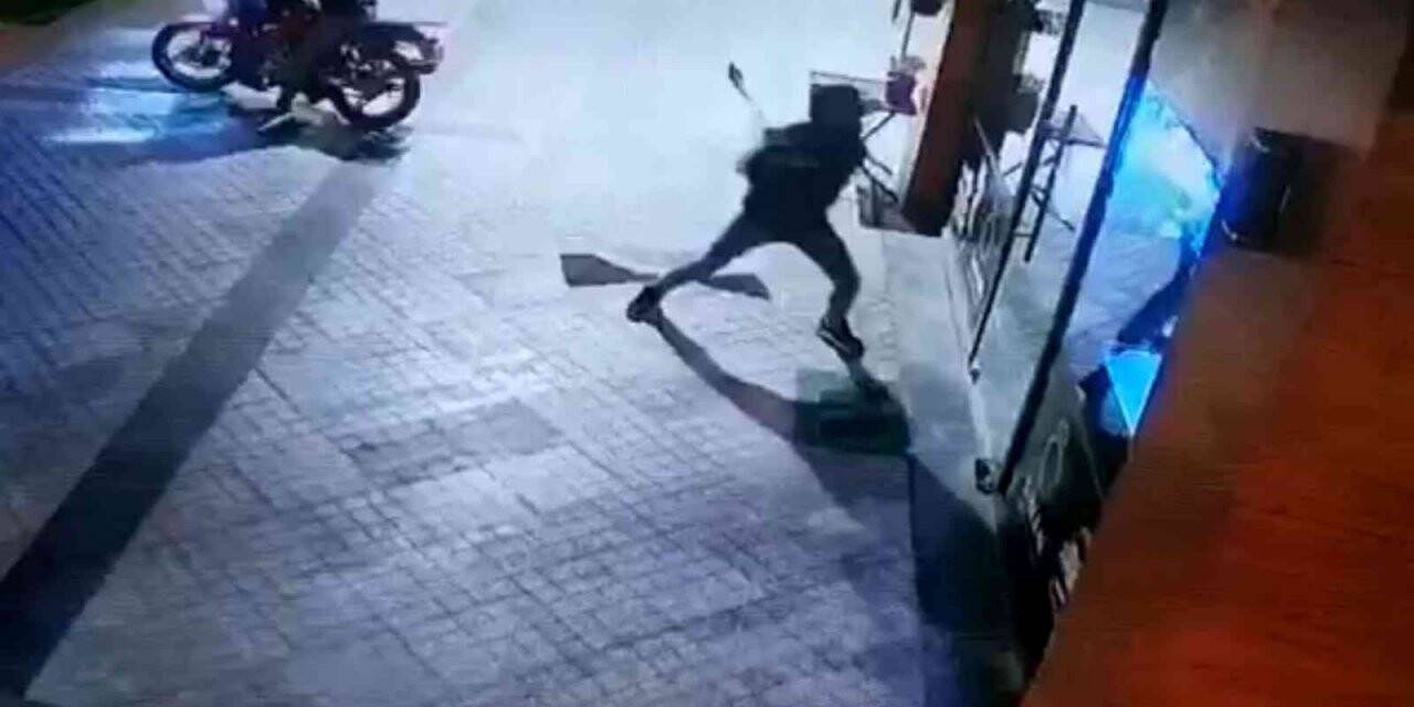 Kuyumcunun kapısını balyozla kırdılar