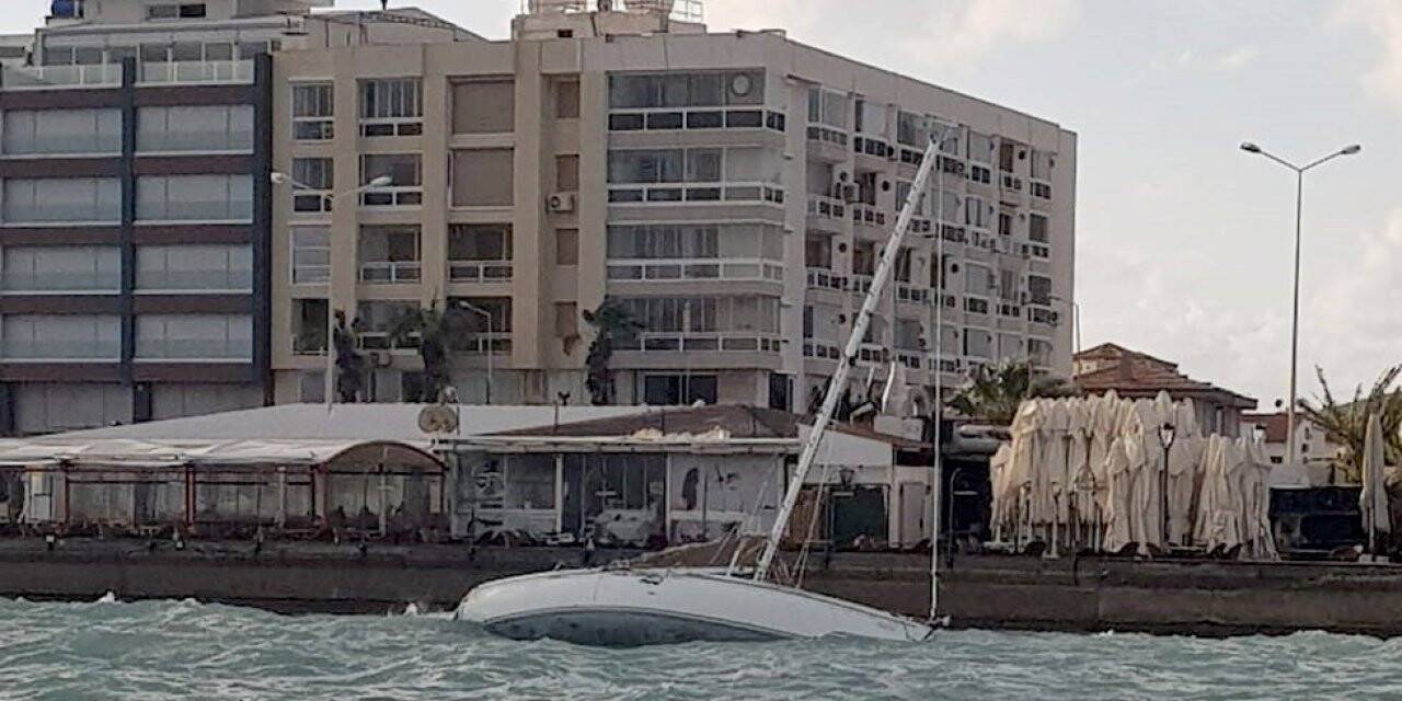 İzmir’de fırtına etkili oluyor: Çeşme’de yan yatan tekne karaya vurdu, bir tekne battı