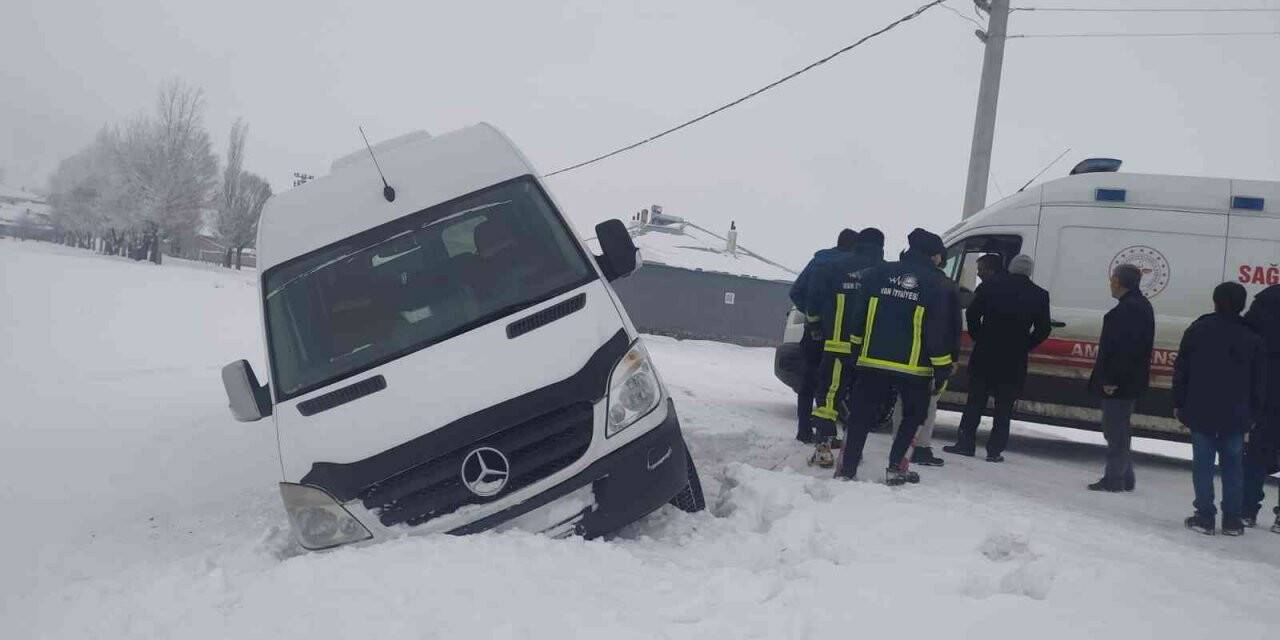 Minibüs kontrolden çıktı: 1 yaralı