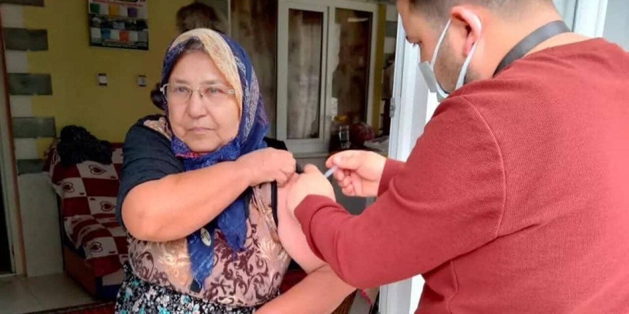 Kuyucak’ta evde aşı hizmeti aralıksız sürüyor