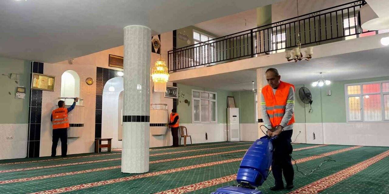 Seyhan’da ibadethaneler temizleniyor