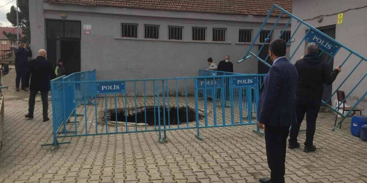 Okul bahçesinde korkutan göçük