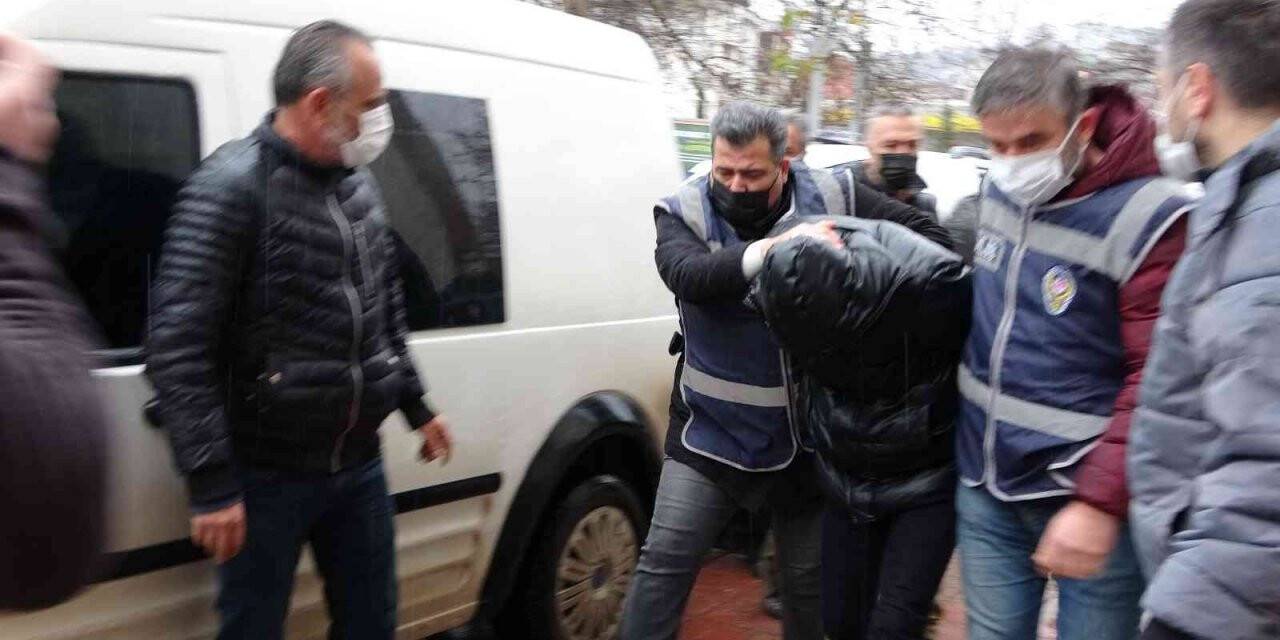 Boşandığı karısını yanıcı madde dökerek yakan koca adliyede