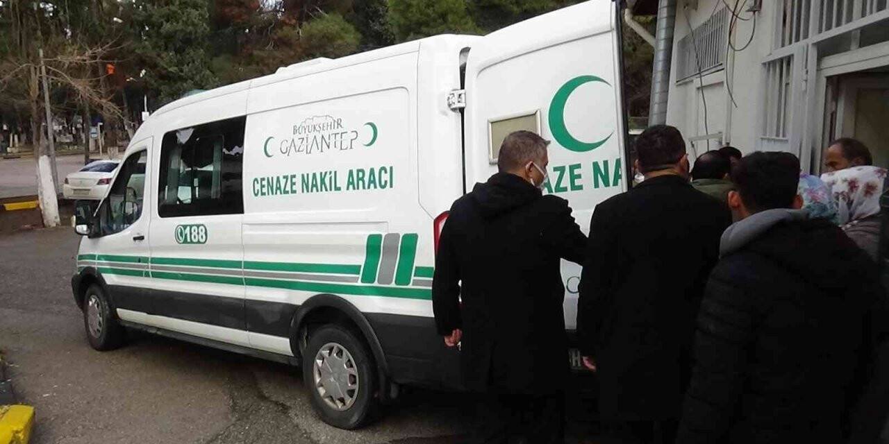 Hafriyat kamyonunun sürüklediği otomobilin sürücüsü öldü