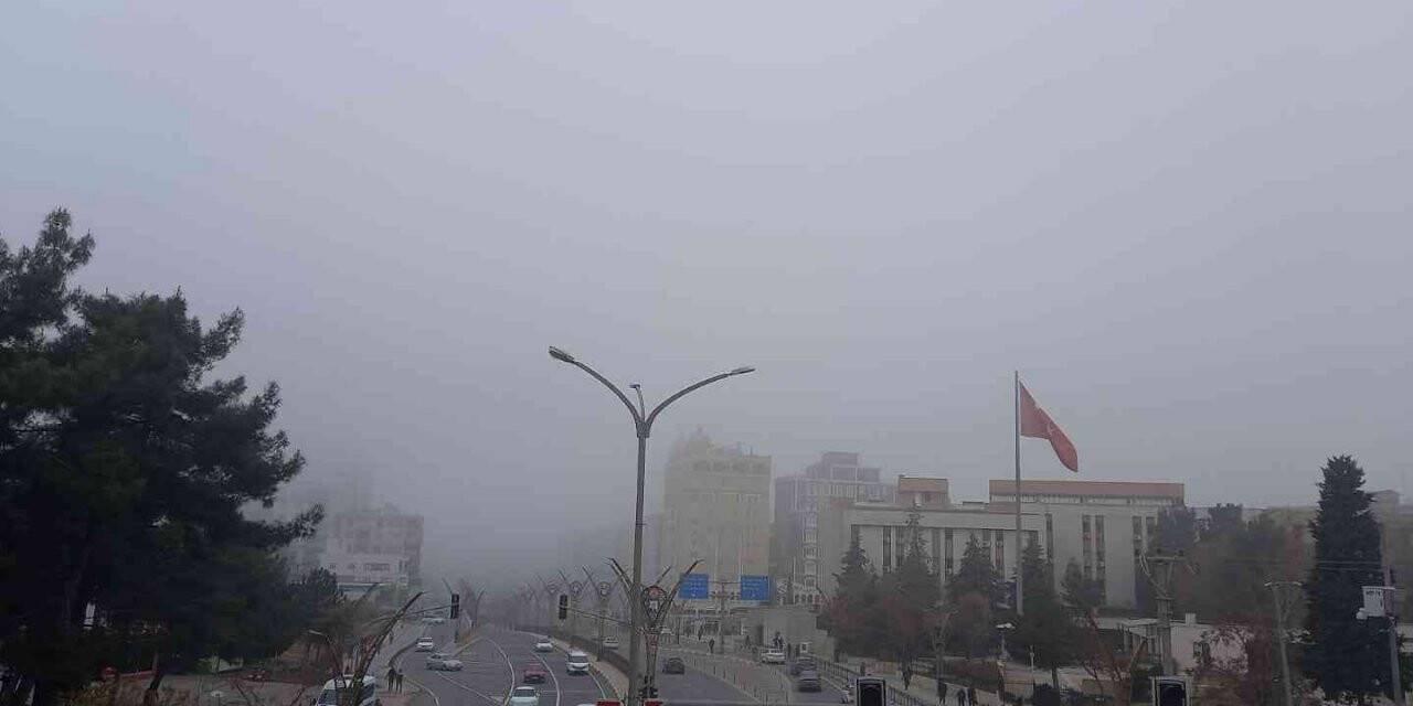 Mardin’de gece başlayan sis etkisini sürdürüyor