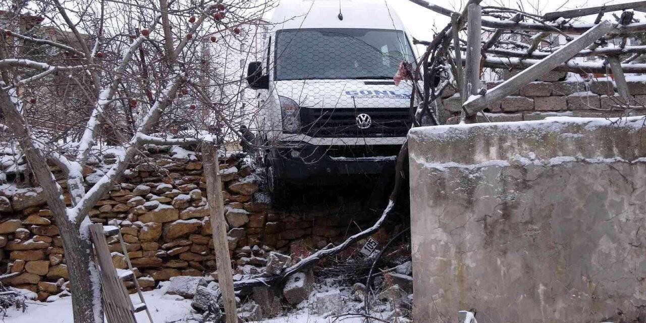 Yozgat Belediyesi’nin tuzlama çalışması yapmadığı yolda öğrenci servisi duvarda asılı kaldı