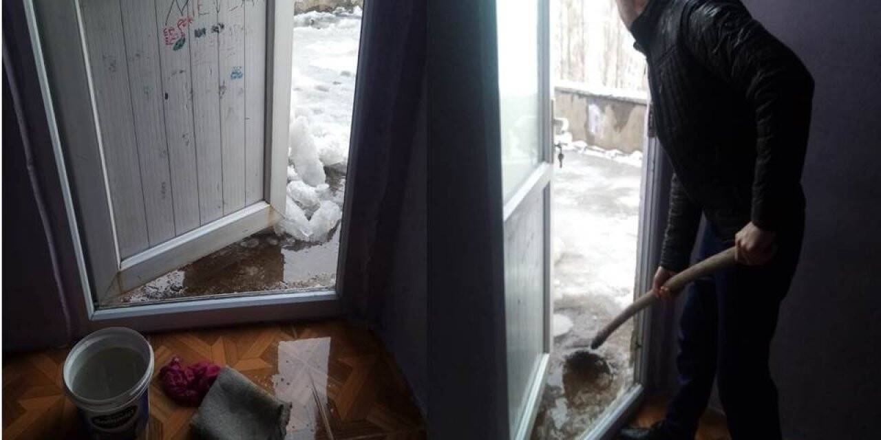 Kronik böbrek hastasının evi sular altında kaldı