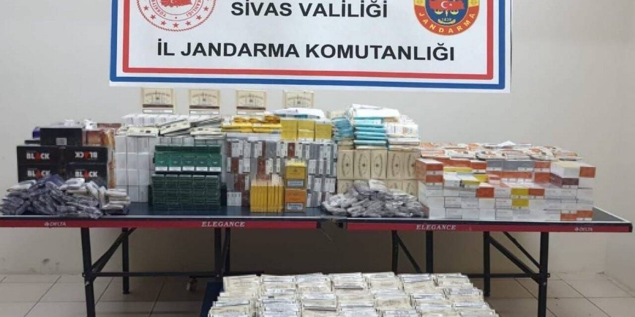 Ağzına kadar kaçak sigara yüklü araçla yakalandılar