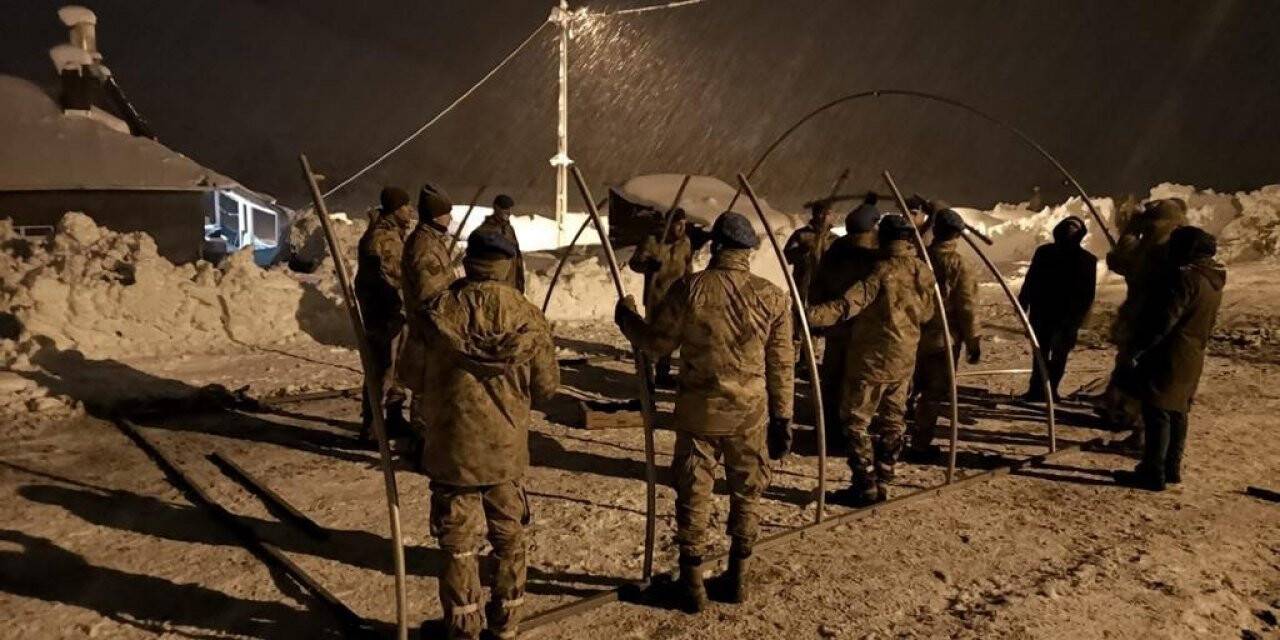 Kar nedeniyle kümes çöktü, 900 tavuğu jandarma kurtardı