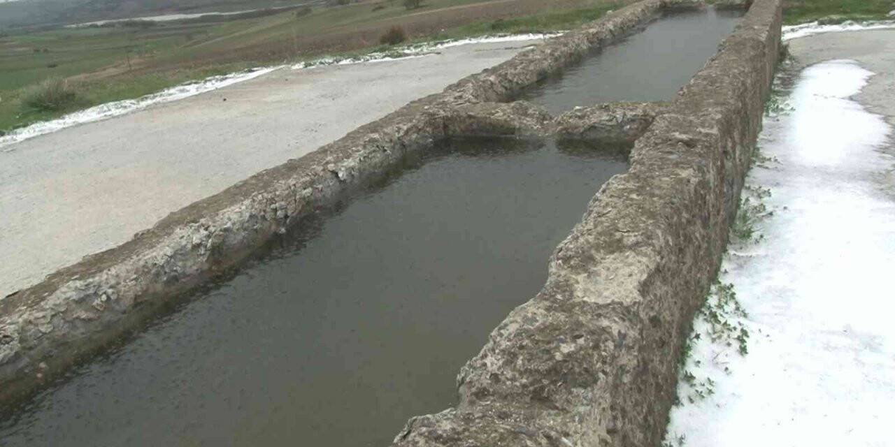 Soğuk hava çeşme ve su birikintilerini dondurdu