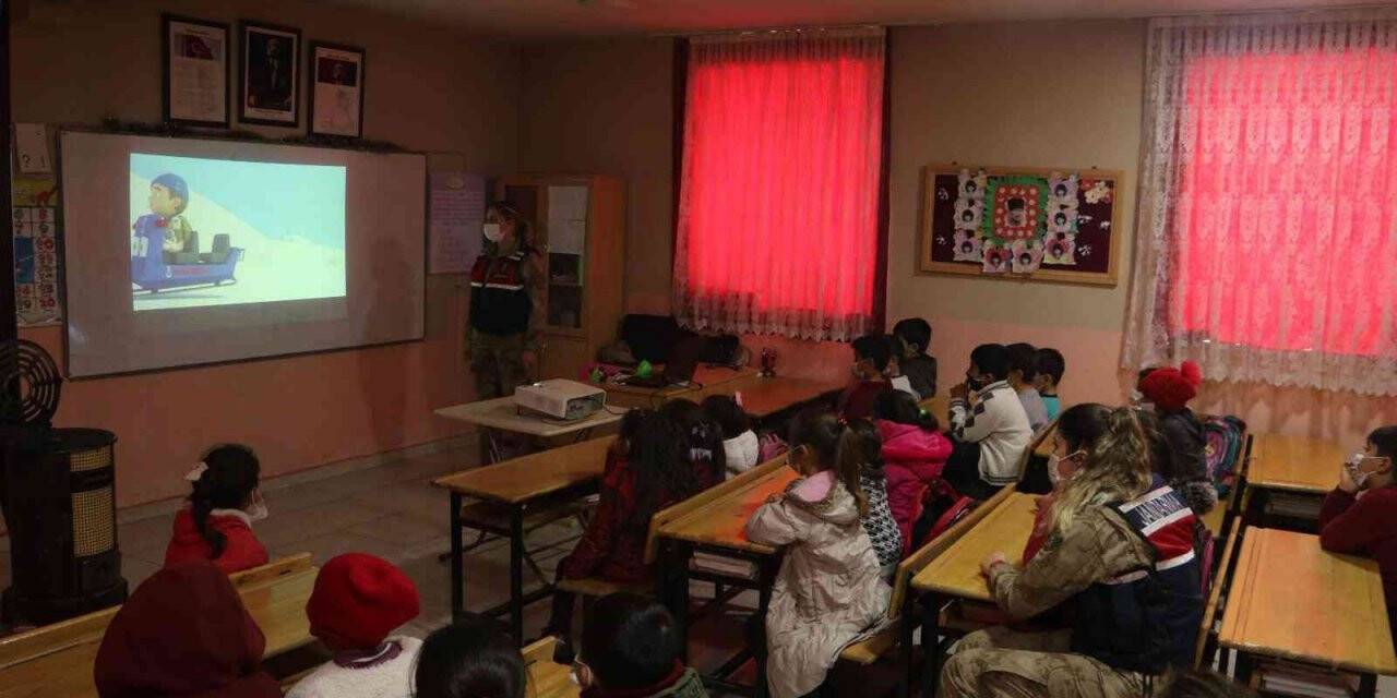 Jandarmanın kurtarma köpeğinden çocuklara gösteri