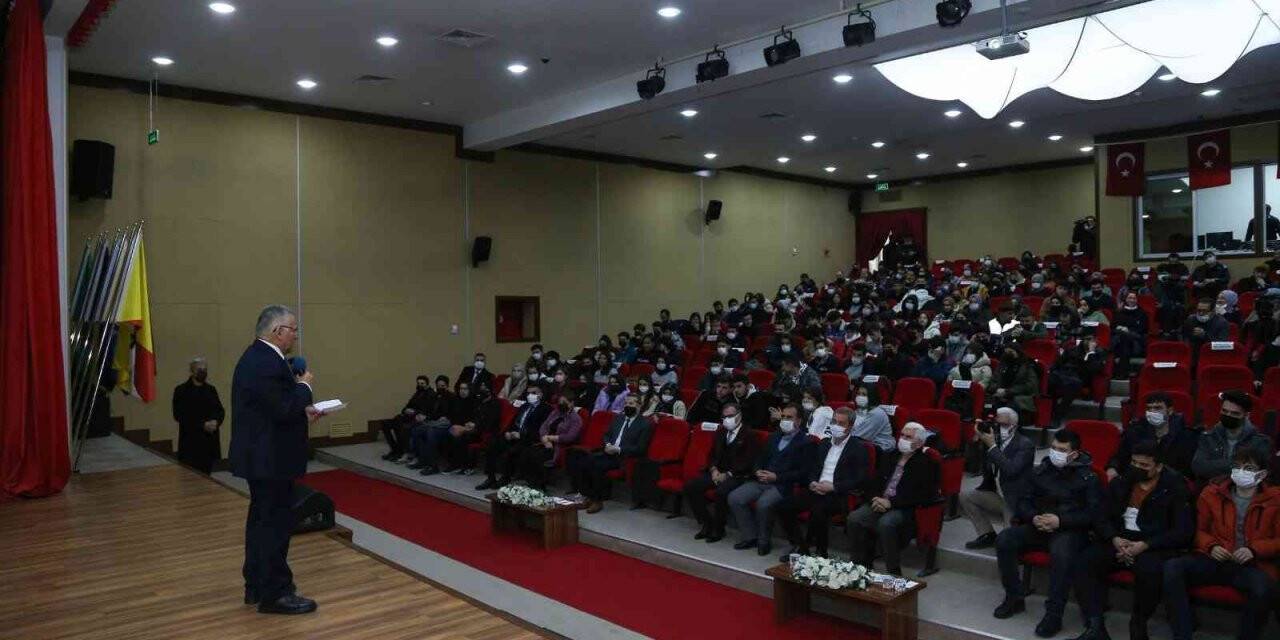 Başkan Büyükkılıç, Kariyer Günleri’nde 300 öğrenciyle bir araya geldi