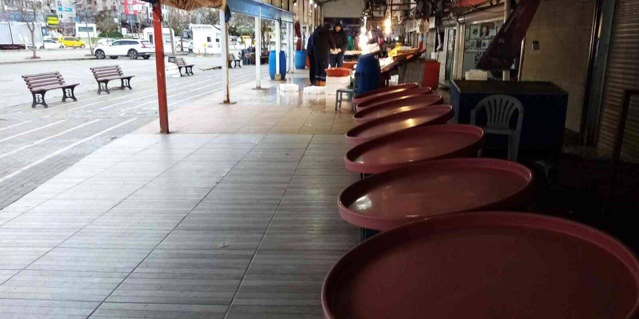 Fırtına balık tezgahlarını süpürdü