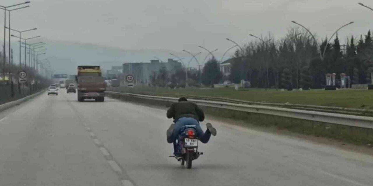 Motosikletle tehlikeli yolculuk kamerada