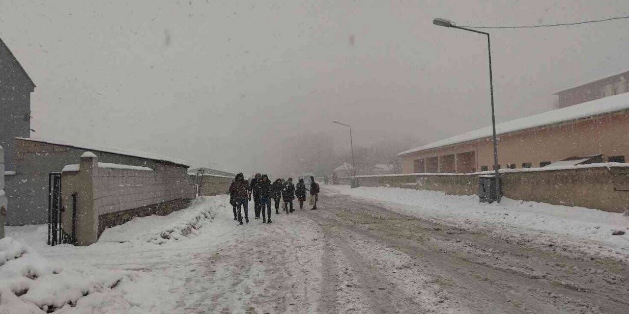 Muradiye’de eğitime kar engeli