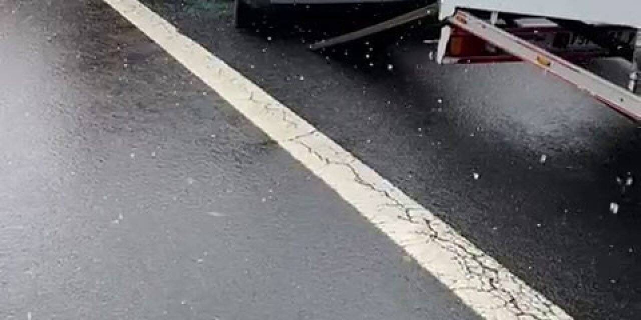 TEM’de tıra çarpan otomobil sürücüsü yaralandı