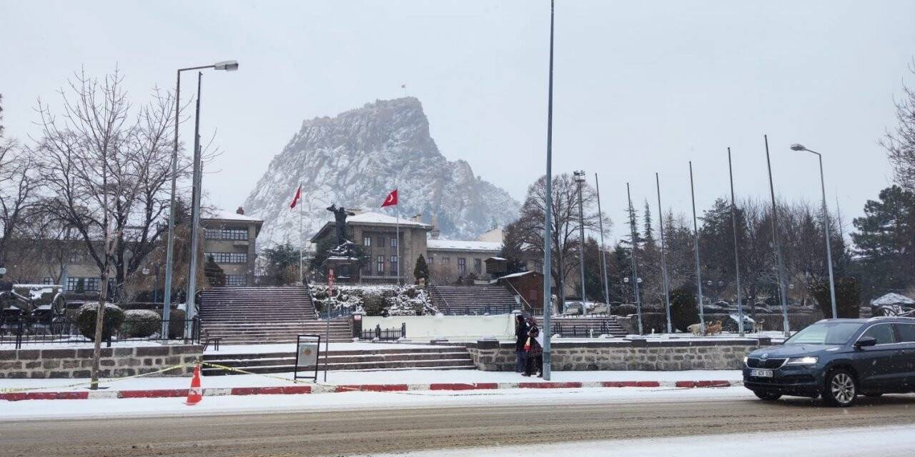 Afyonkarahisar beyaz örtüyle kaplandı