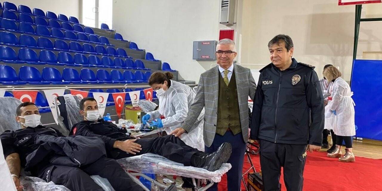 Polis adayları Kızılay’a kan bağışladı
