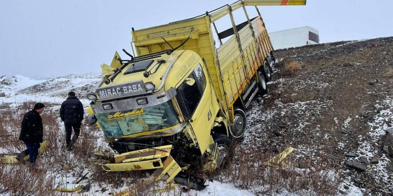 Horasan’da kamyonet şarampole devrildi: 1 ağır yaralı