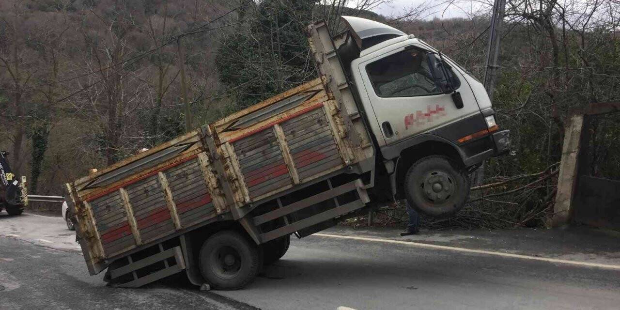 Yokuşta şaha kalkan kamyon, kepçe yardımıyla kurtarıldı