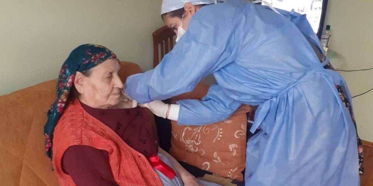 Yaşlı, engelli ve yatağa bağımlı hastaların aşısı yapılıyor